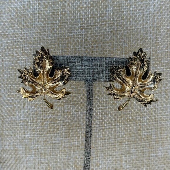 Avon Gold Tone Maple Leaf Earrings, Vintage - Picture 1 of 7